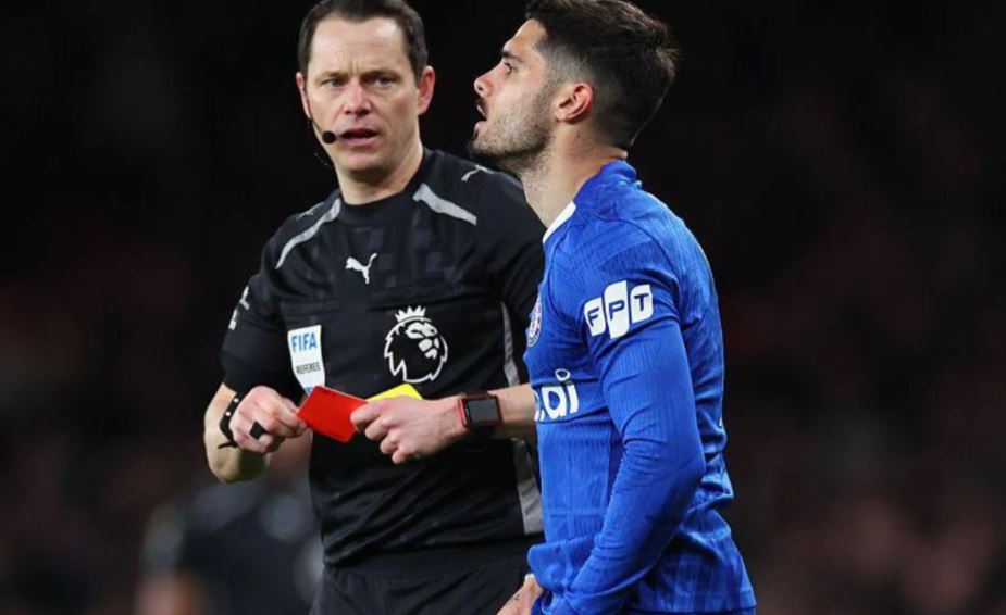 Fan Chelsea đang bàn tán xôn xao rằng dù Rosenior công khai bảo chỉ vô tình