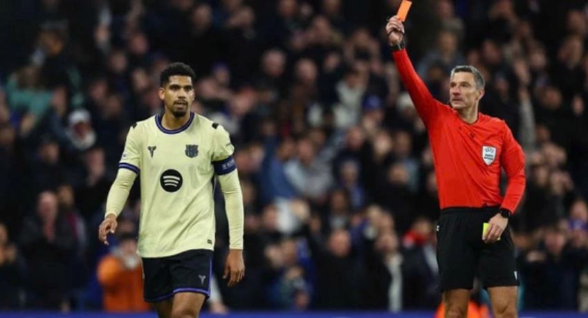 Araujo cũng đáng thẻ đỏ: Thêm sai lầm của tổ VAR bạn nên biết