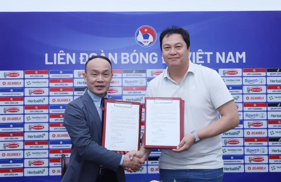 VFF công bố quyết định gia hạn hợp đồng với HLV Lee Woon-jae thêm 2 năm